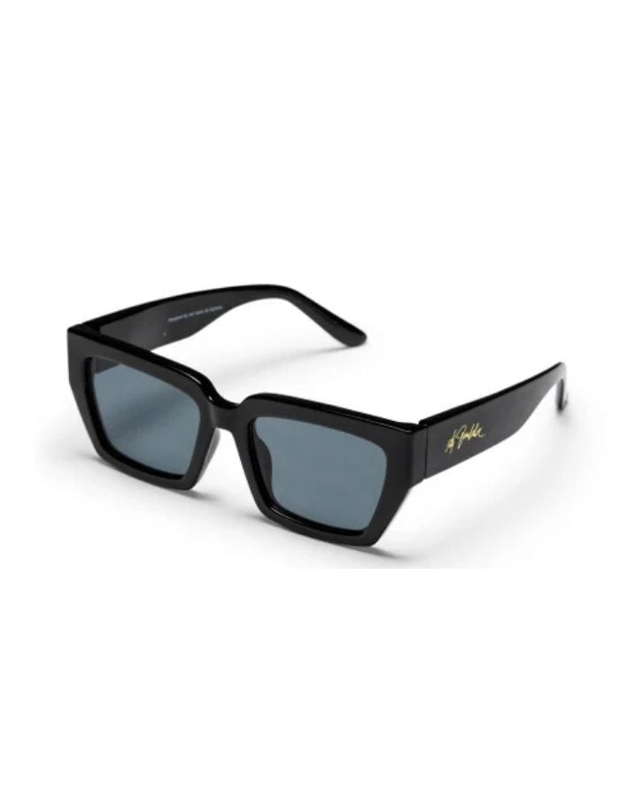  CHPO Ali 1 Sonnenbrille mit glänzend schwarzer Fassung, schwarzen Gläsern, Ali-Boulala-Signatur und UV400-Schutz schräg frontal.