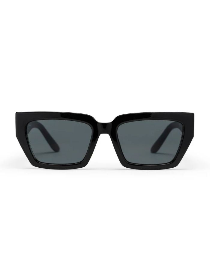  CHPO Ali 1 Sonnenbrille mit glänzend schwarzer Fassung, schwarzen Gläsern, Ali-Boulala-Signatur und UV400-Schutz frontal.