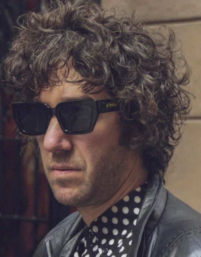  CHPO Ali 1 Sonnenbrille mit glänzend schwarzer Fassung, schwarzen Gläsern, Ali-Boulala-Signatur und UV400-Schutz getragen.