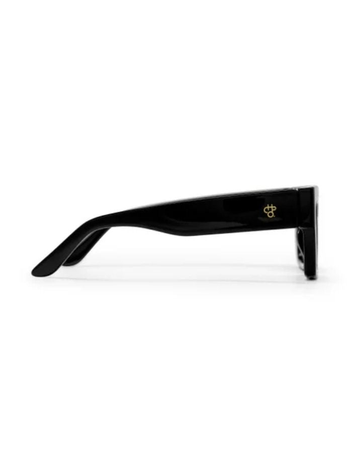  CHPO Ali 1 Sonnenbrille mit glänzend schwarzer Fassung, schwarzen Gläsern, Ali-Boulala-Signatur und UV400-Schutz seitlich.