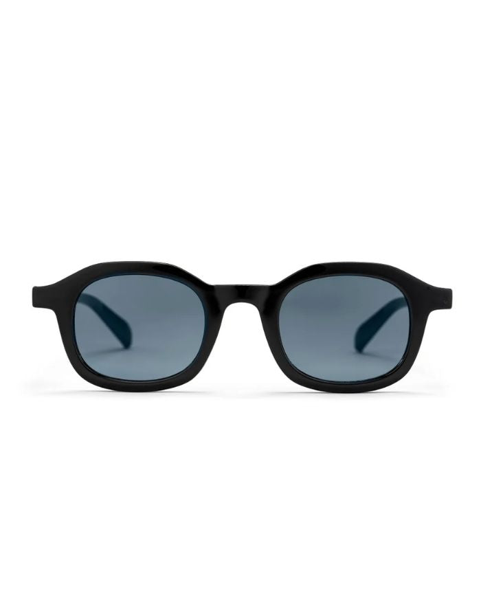 Schwarze CHPO Sonnenbrille mit glänzendem Gestell, schwarzen Gläsern, UV400-Schutz und Gestell aus recyceltem Kunststoff.