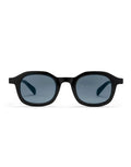 Schwarze CHPO Sonnenbrille mit glänzendem Gestell, schwarzen Gläsern, UV400-Schutz und Gestell aus recyceltem Kunststoff.
