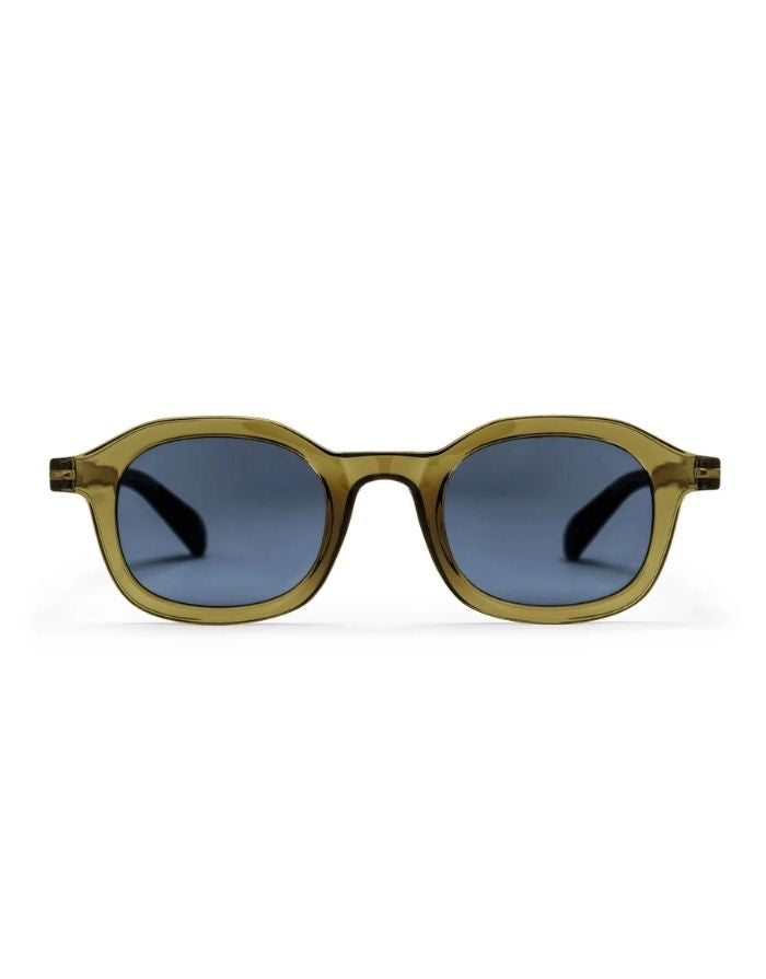 CHPO Anki Sonnenbrille mit moosgrüner Fassung, schwarzen Gläsern und UV400-Schutz aus recyceltem Kunststoff von vorne.
