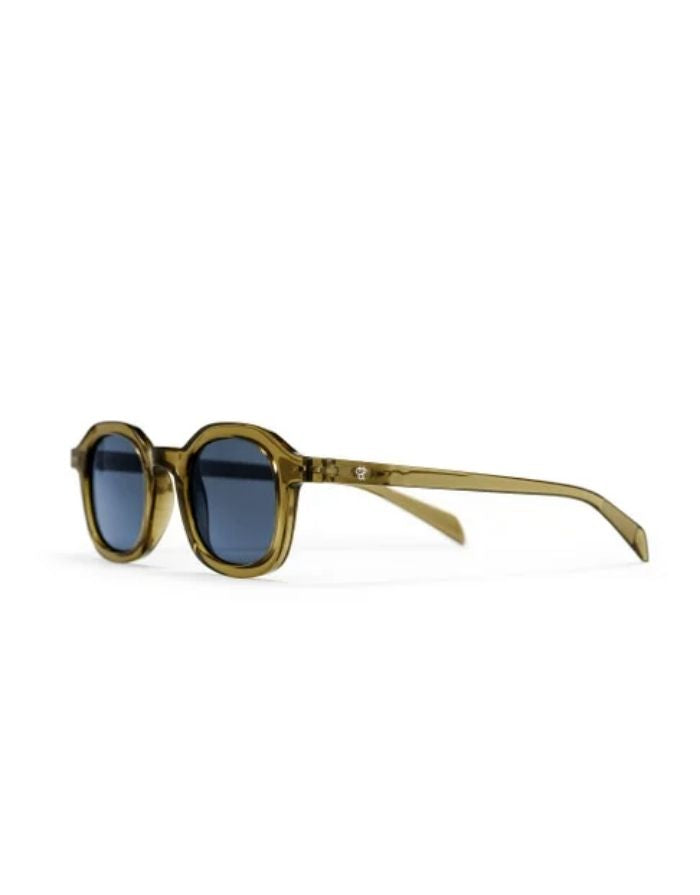 CHPO Anki Sonnenbrille mit moosgrüner Fassung, schwarzen Gläsern und UV400-Schutz aus recyceltem Kunststoff von schräg vorne.