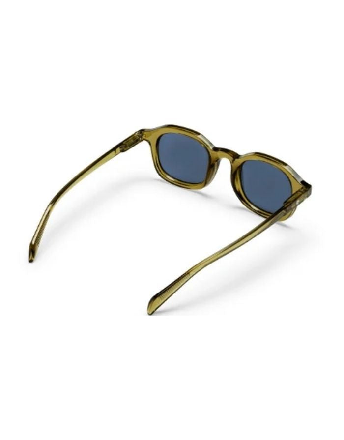CHPO Anki Sonnenbrille mit moosgrüner Fassung, schwarzen Gläsern und UV400-Schutz aus recyceltem Kunststoff von hinten.