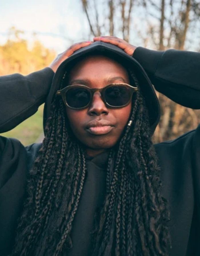 CHPO Anki Sonnenbrille mit moosgrüner Fassung, schwarzen Gläsern und UV400-Schutz aus recyceltem Kunststoff am Model.