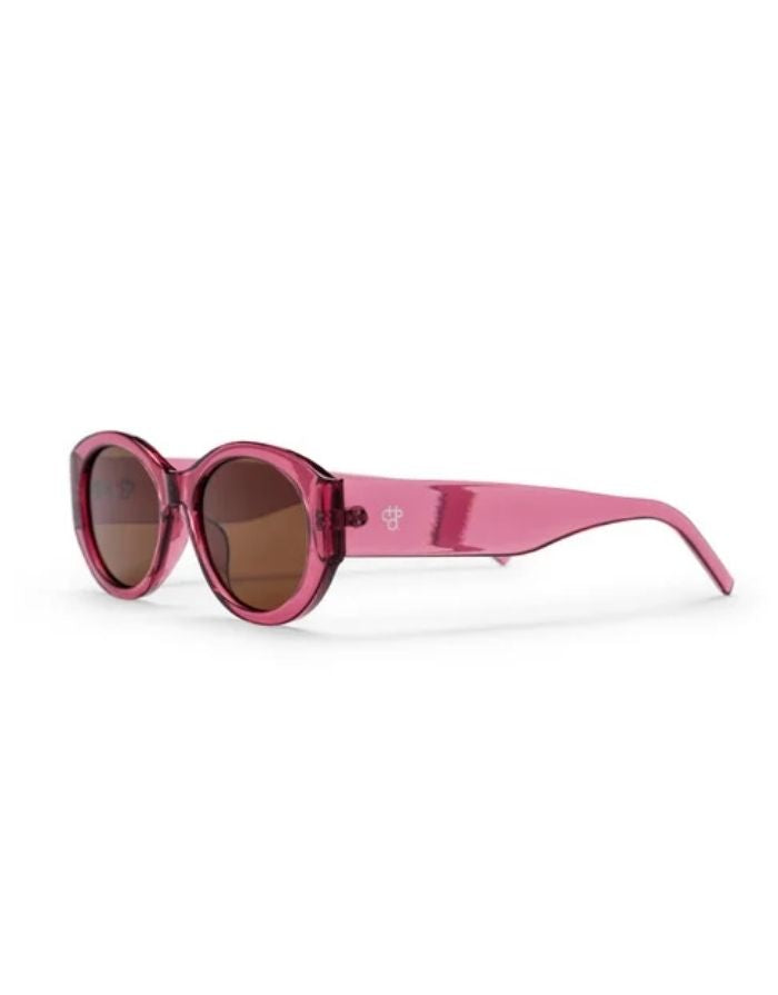 CHPO Cleo Sonnenbrille mit bordeauxroter Fassung, braunen Gläsern und UV400-Schutz aus recyceltem Kunststoff seitlich.