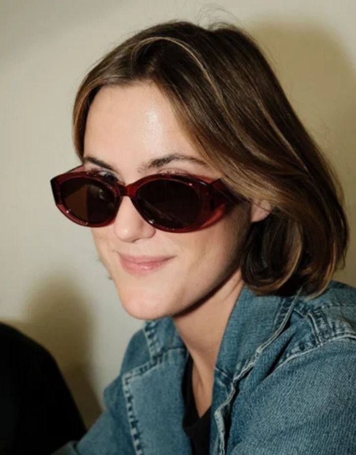 CHPO Cleo Sonnenbrille mit bordeauxroter Fassung, braunen Gläsern und UV400-Schutz aus recyceltem Kunststoff getragen.
