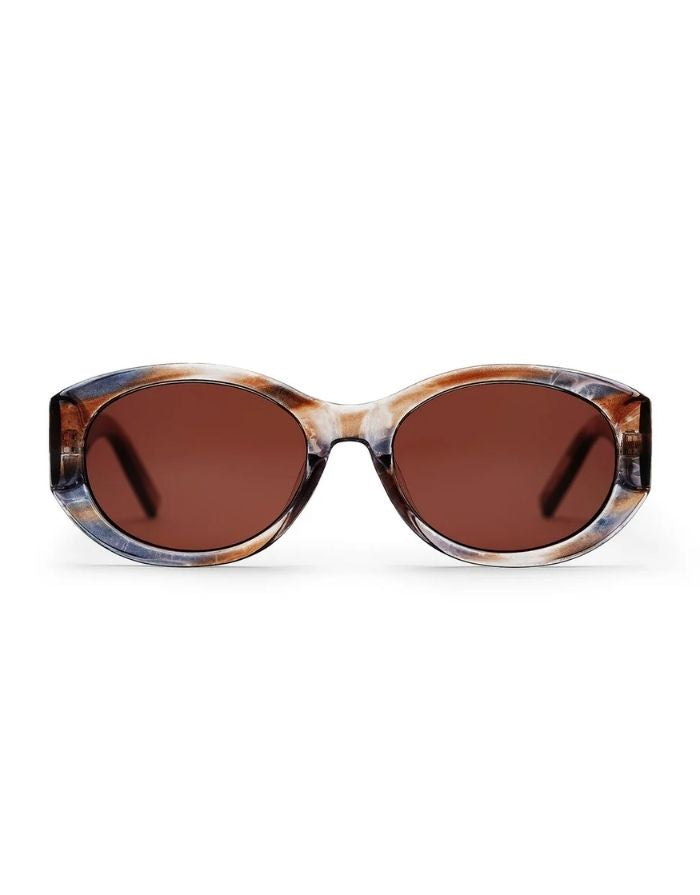 CHPO Cleo Sonnenbrille mit Fassung in Cigar Smoke, braunen Gläsern und UV400-Schutz aus recyceltem Kunststoff frontal.