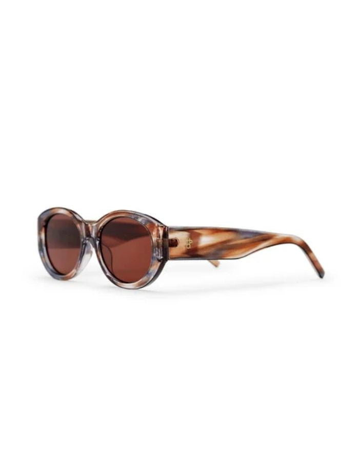 CHPO Cleo Sonnenbrille mit Fassung in Cigar Smoke, braunen Gläsern und UV400-Schutz aus recyceltem Kunststoff von der Seite.