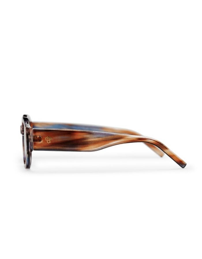 CHPO Cleo Sonnenbrille mit Fassung in Cigar Smoke, braunen Gläsern und UV400-Schutz aus recyceltem Kunststoff seitlich.