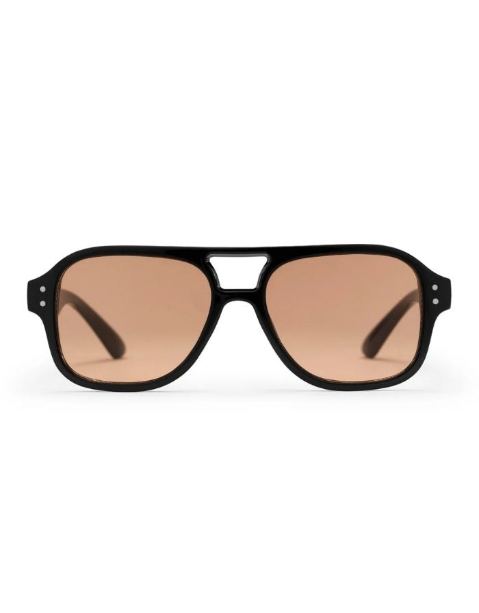 CHPO Cocas Sonnenbrille mit glänzend schwarzem Gestell, hellorange getönten Gläsern, UV400-Schutz und Gestell aus 100 % recyceltem Kunststoff von vorne.