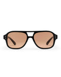 CHPO Cocas Sonnenbrille mit glänzend schwarzem Gestell, hellorange getönten Gläsern, UV400-Schutz und Gestell aus 100 % recyceltem Kunststoff von vorne.