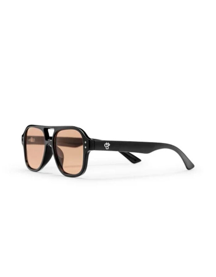 CHPO Cocas Sonnenbrille mit glänzend schwarzem Gestell, hellorange getönten Gläsern, UV400-Schutz und Gestell aus 100 % recyceltem Kunststoff schräg von vorne.