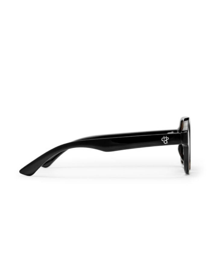 CHPO Cocas Sonnenbrille mit glänzend schwarzem Gestell, hellorange getönten Gläsern, UV400-Schutz und Gestell aus 100 % recyceltem Kunststoff von der Seite.