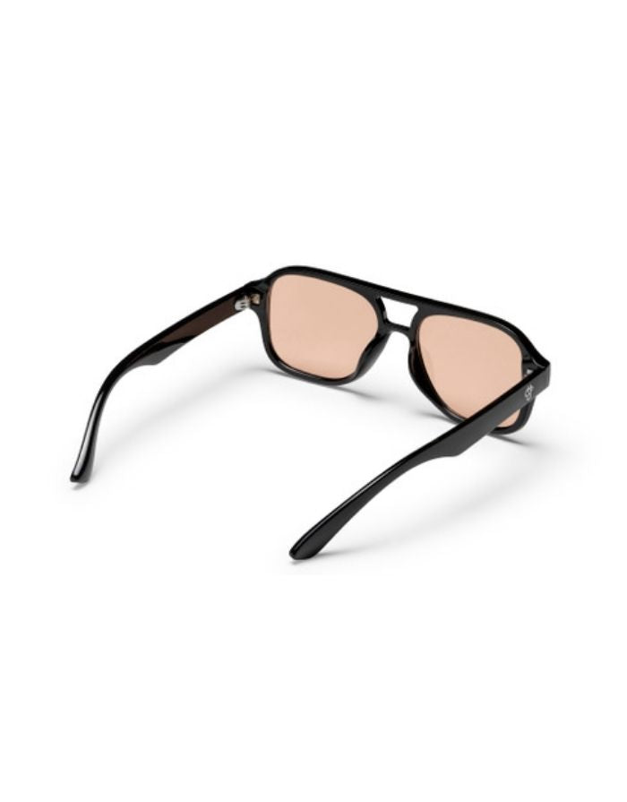 CHPO Cocas Sonnenbrille mit glänzend schwarzem Gestell, hellorange getönten Gläsern, UV400-Schutz und Gestell aus 100 % recyceltem Kunststoff von hinten.