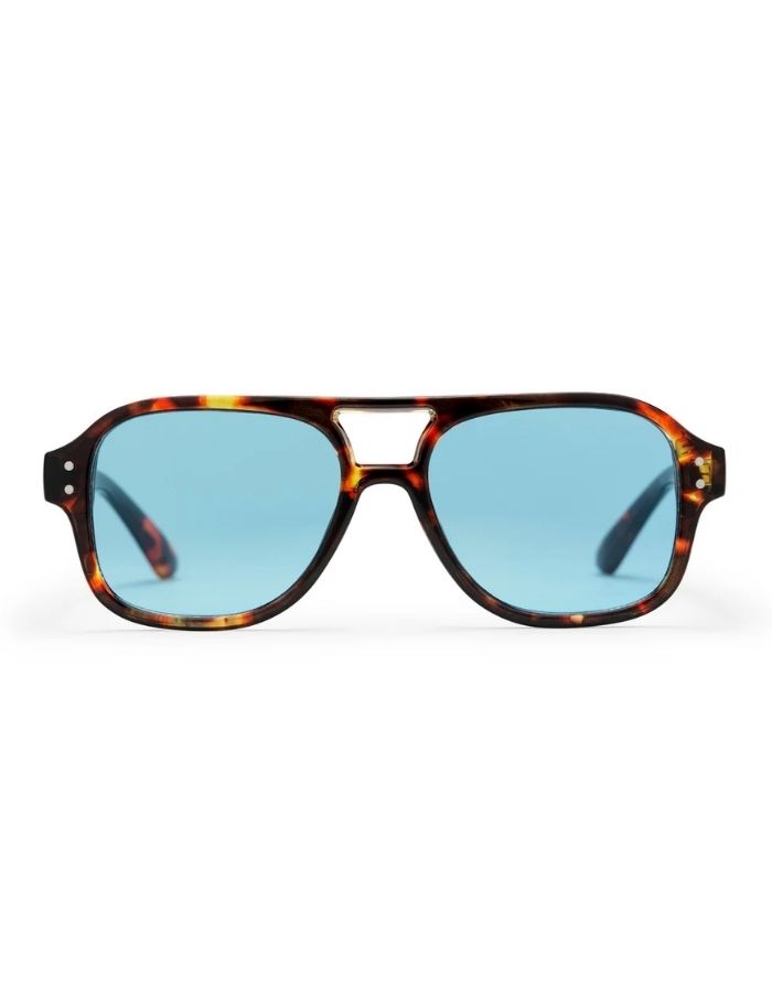  CHPO Cocas Sonnenbrille mit Tortoise-Fassung, hellblauen Gläsern und UV400-Schutz aus 100 % recyceltem Kunststoff von vorne.
