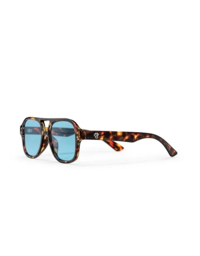  CHPO Cocas Sonnenbrille mit Tortoise-Fassung, hellblauen Gläsern und UV400-Schutz aus 100 % recyceltem Kunststoff von schräg vorne.
