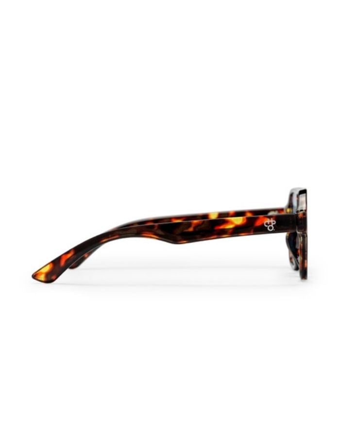  CHPO Cocas Sonnenbrille mit Tortoise-Fassung, hellblauen Gläsern und UV400-Schutz aus 100 % recyceltem Kunststoff von der Seite.