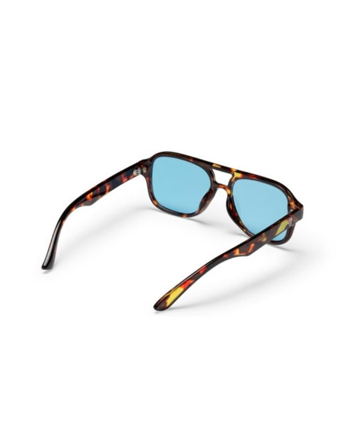  CHPO Cocas Sonnenbrille mit Tortoise-Fassung, hellblauen Gläsern und UV400-Schutz aus 100 % recyceltem Kunststoff von hinten.