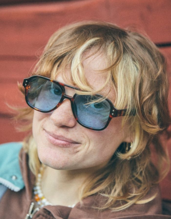  CHPO Cocas Sonnenbrille mit Tortoise-Fassung, hellblauen Gläsern und UV400-Schutz aus 100 % recyceltem Kunststoff am Model.