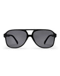 CHPO Dallas Sonnenbrille mit glänzend schwarzer Fassung, schwarzen Gläsern und UV400-Schutz aus recyceltem Kunststoff frontal.