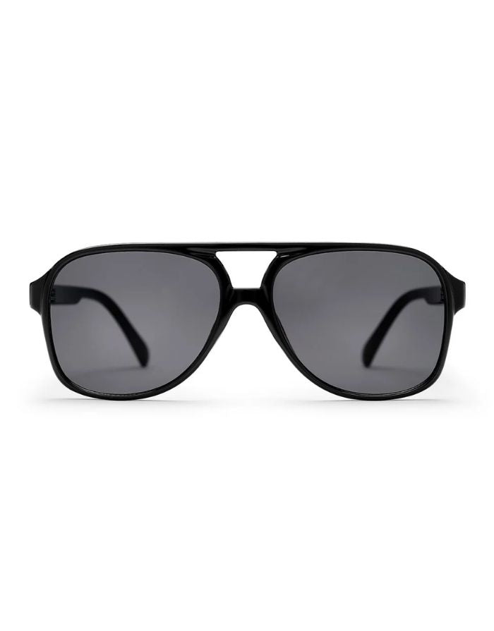 CHPO Dallas Sonnenbrille mit glänzend schwarzer Fassung, schwarzen Gläsern und UV400-Schutz aus recyceltem Kunststoff frontal.