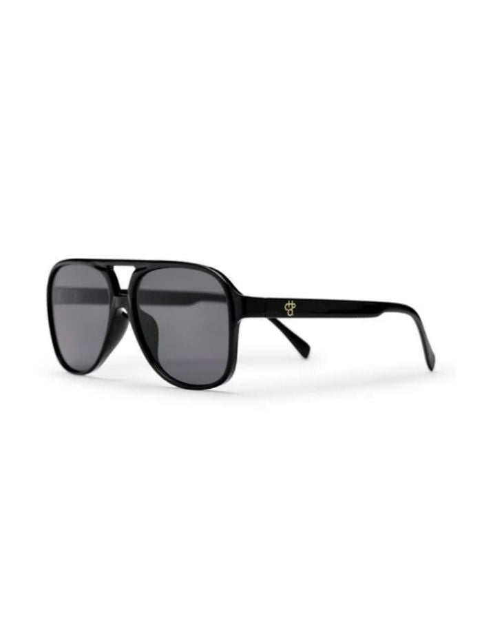 CHPO Dallas Sonnenbrille mit glänzend schwarzer Fassung, schwarzen Gläsern und UV400-Schutz aus recyceltem Kunststoff schräg frontal.