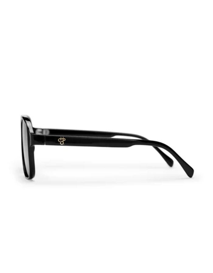CHPO Dallas Sonnenbrille mit glänzend schwarzer Fassung, schwarzen Gläsern und UV400-Schutz aus recyceltem Kunststoff seitlich.