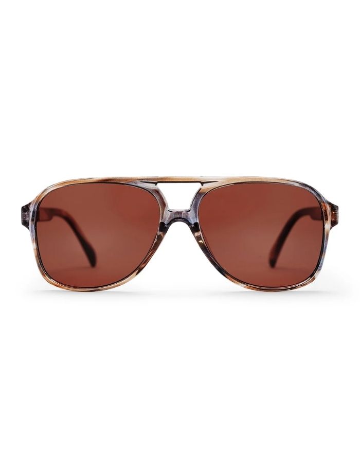 CHPO Dallas Sonnenbrille mit Fassung in Cigar Smoke, braunen Gläsern und UV400-Schutz aus recyceltem Kunststoff frontal.