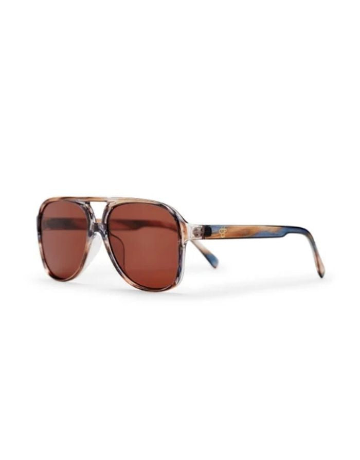 CHPO Dallas Sonnenbrille mit Fassung in Cigar Smoke, braunen Gläsern und UV400-Schutz aus recyceltem Kunststoff schräg frontal.