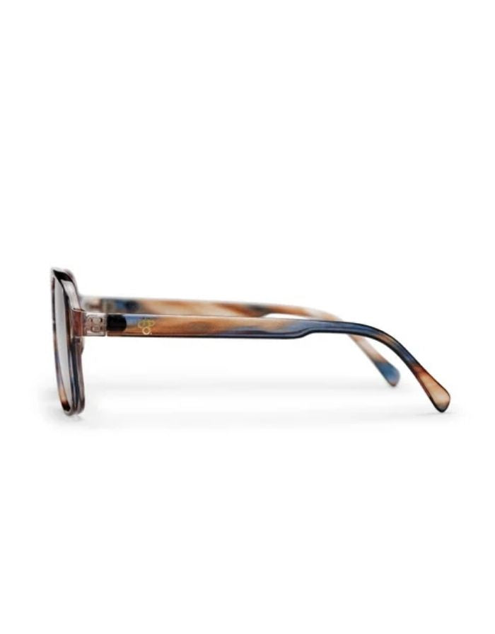 CHPO Dallas Sonnenbrille mit Fassung in Cigar Smoke, braunen Gläsern und UV400-Schutz aus recyceltem Kunststoff seitlich.