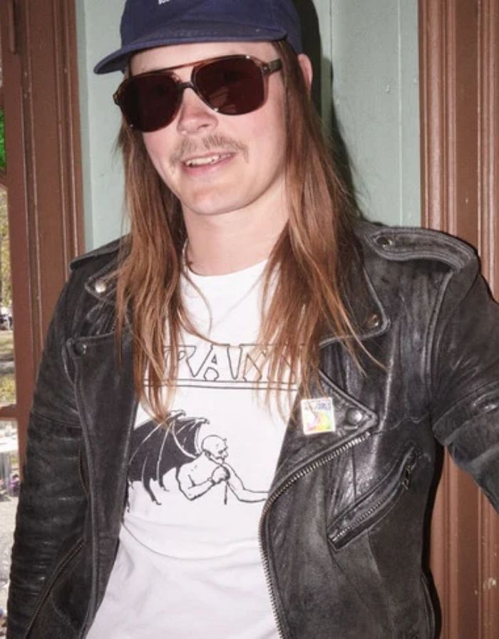 CHPO Dallas Sonnenbrille mit Fassung in Cigar Smoke, braunen Gläsern und UV400-Schutz aus recyceltem Kunststoff getragen.
