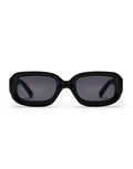 CHPO Havana Sonnenbrille mit glänzend schwarzer Fassung, schwarzen Gläsern und UV400-Schutz aus recyceltem Kunststoff frontal.