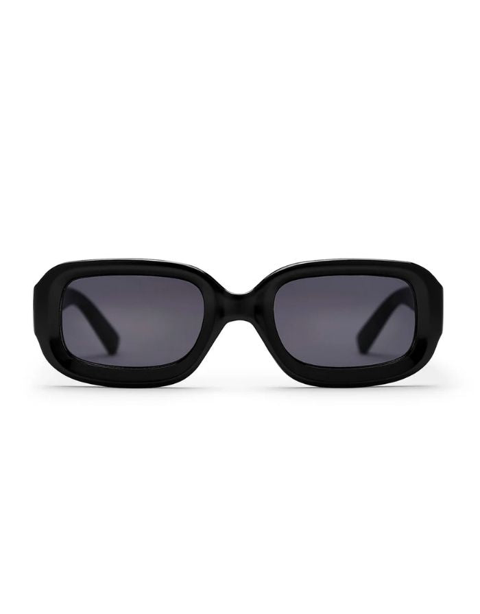 CHPO Havana Sonnenbrille mit glänzend schwarzer Fassung, schwarzen Gläsern und UV400-Schutz aus recyceltem Kunststoff frontal.