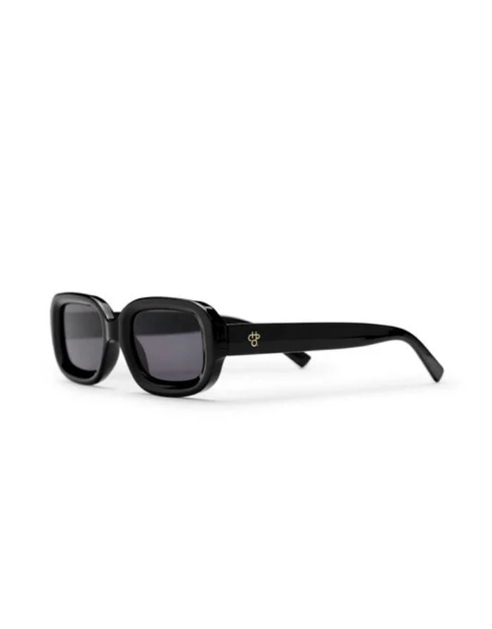 CHPO Havana Sonnenbrille mit glänzend schwarzer Fassung, schwarzen Gläsern und UV400-Schutz aus recyceltem Kunststoff schräg seitlich.