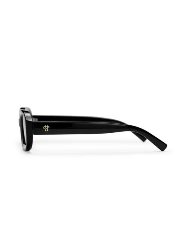 CHPO Havana Sonnenbrille mit glänzend schwarzer Fassung, schwarzen Gläsern und UV400-Schutz aus recyceltem Kunststoff seitlich.