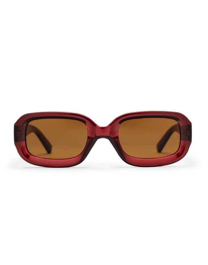 CHPO Havana Sonnenbrille mit bordeauxroter Fassung, braunen Gläsern und UV400-Schutz aus recyceltem Kunststoff frontal.