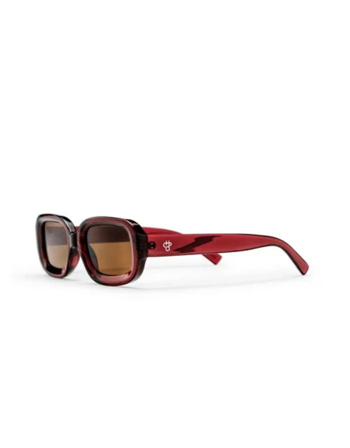 CHPO Havana Sonnenbrille mit bordeauxroter Fassung, braunen Gläsern und UV400-Schutz aus recyceltem Kunststoff seitlich schräg.