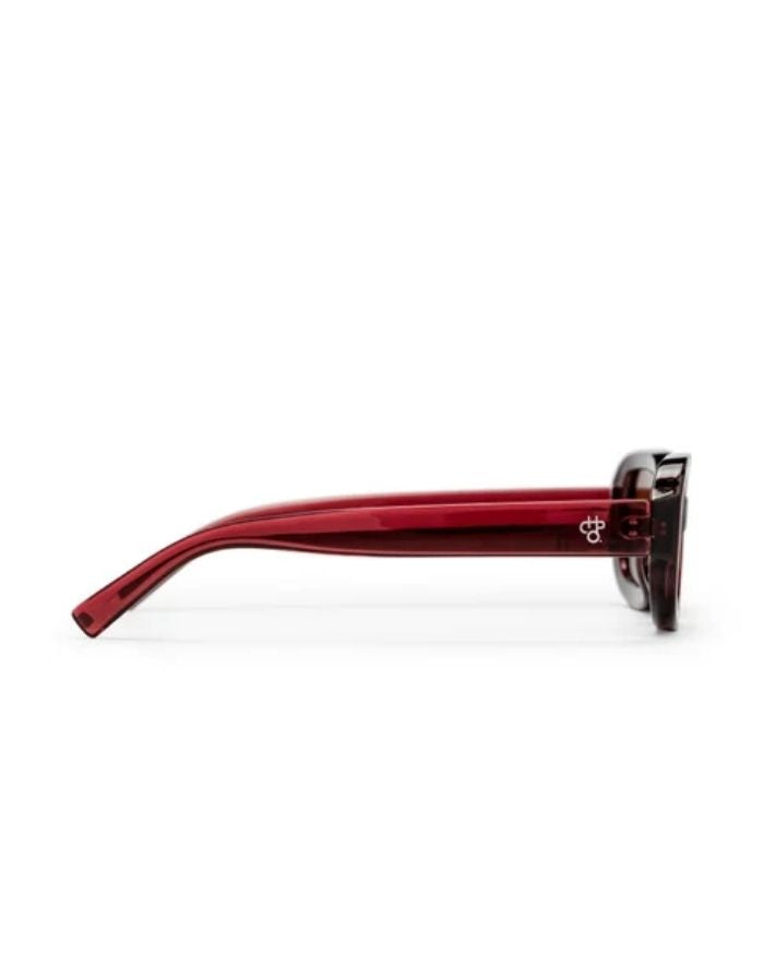 CHPO Havana Sonnenbrille mit bordeauxroter Fassung, braunen Gläsern und UV400-Schutz aus recyceltem Kunststoff seitlich.