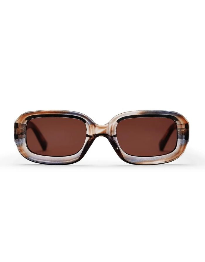 CHPO Havana Sonnenbrille mit Fassung in Cigar Smoke, braunen Gläsern und UV400-Schutz aus recyceltem Kunststoff frontal.