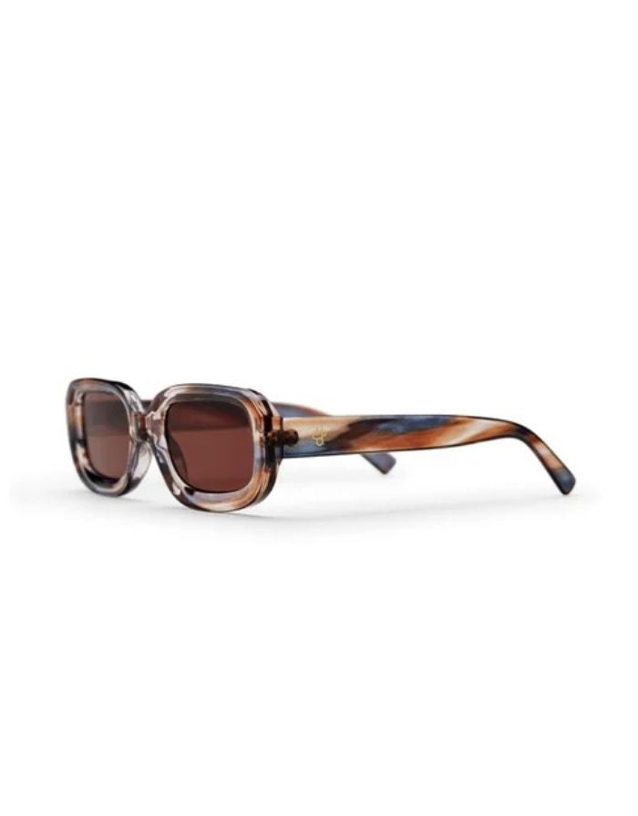 CHPO Havana Sonnenbrille mit Fassung in Cigar Smoke, braunen Gläsern und UV400-Schutz aus recyceltem Kunststoff schräg frontal.