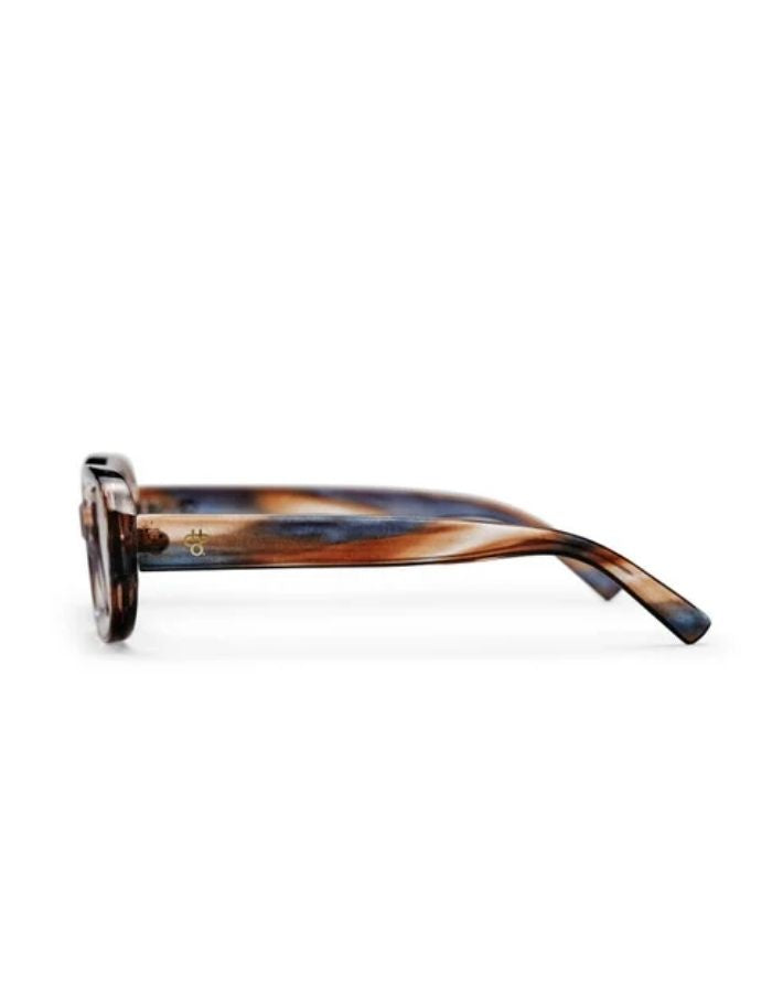 CHPO Havana Sonnenbrille mit Fassung in Cigar Smoke, braunen Gläsern und UV400-Schutz aus recyceltem Kunststoff seitlich.