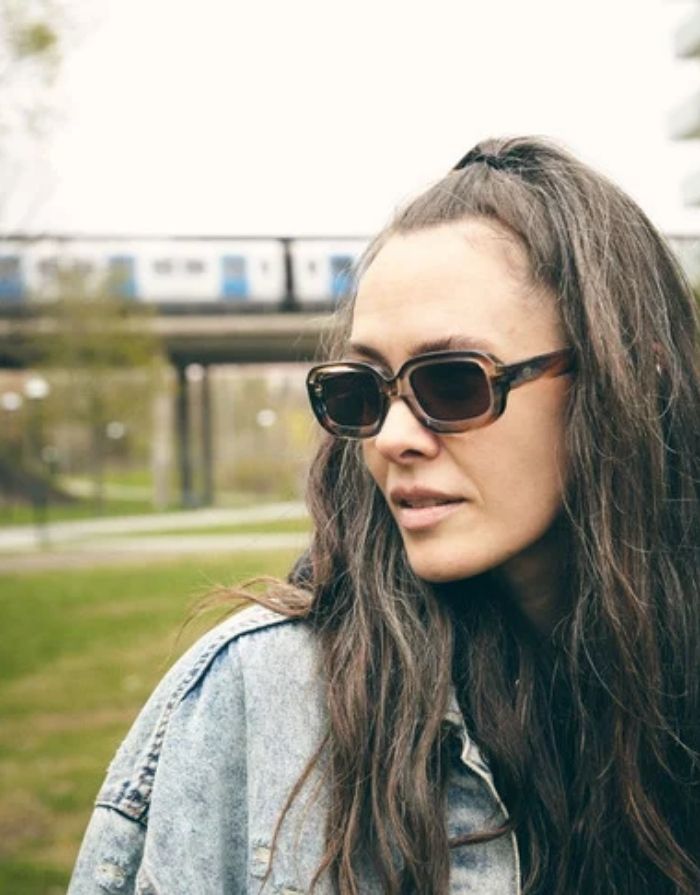 CHPO Havana Sonnenbrille mit Fassung in Cigar Smoke, braunen Gläsern und UV400-Schutz aus recyceltem Kunststoff getragen.