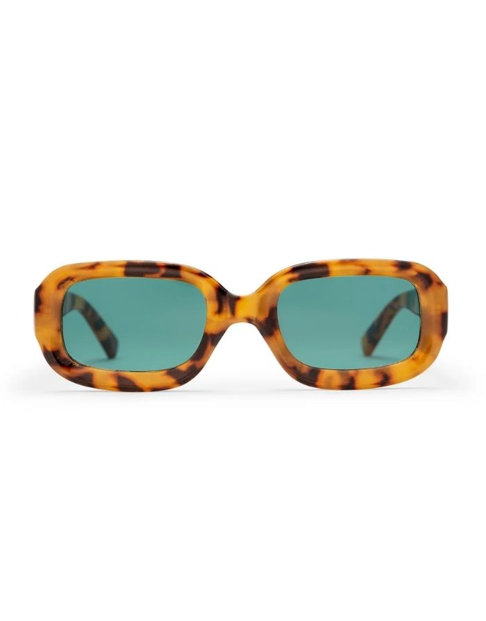 CHPO Havana Sonnenbrille mit Leopard-Fassung, türkisfarbenen Gläsern und UV400-Schutz aus recyceltem Kunststoff von vorne.