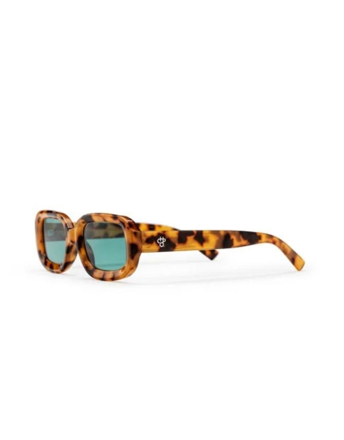 CHPO Havana Sonnenbrille mit Leopard-Fassung, türkisfarbenen Gläsern und UV400-Schutz aus recyceltem Kunststoff schräg frontal.