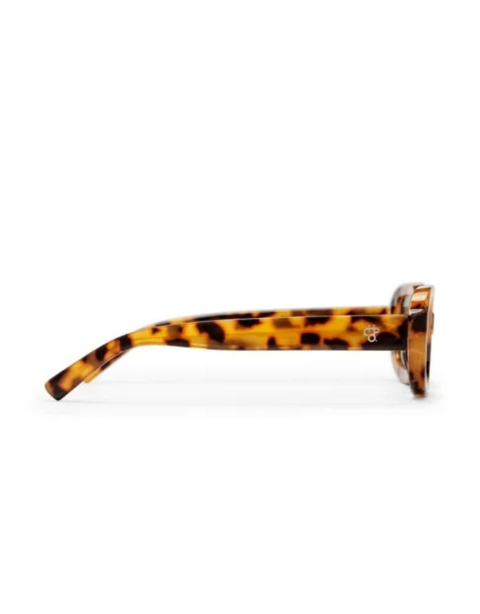 CHPO Havana Sonnenbrille mit Leopard-Fassung, türkisfarbenen Gläsern und UV400-Schutz aus recyceltem Kunststoff seitlich.