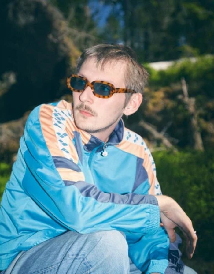 CHPO Havana Sonnenbrille mit Leopard-Fassung, türkisfarbenen Gläsern und UV400-Schutz aus recyceltem Kunststoff getragen.
