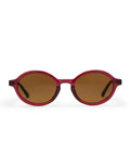 CHPO Marlene Sonnenbrille mit bordeauxroter Fassung, braunen Gläsern und UV400-Schutz aus recyceltem Kunststoff frontal.