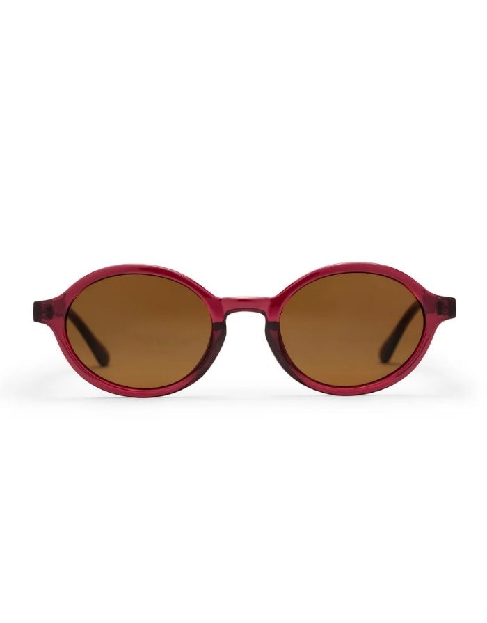 CHPO Marlene Sonnenbrille mit bordeauxroter Fassung, braunen Gläsern und UV400-Schutz aus recyceltem Kunststoff frontal.